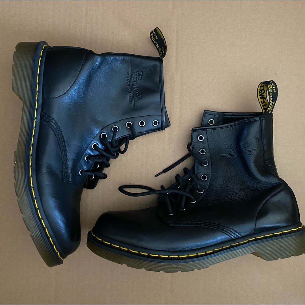 CLASSIC BLACK DR. MARTENS